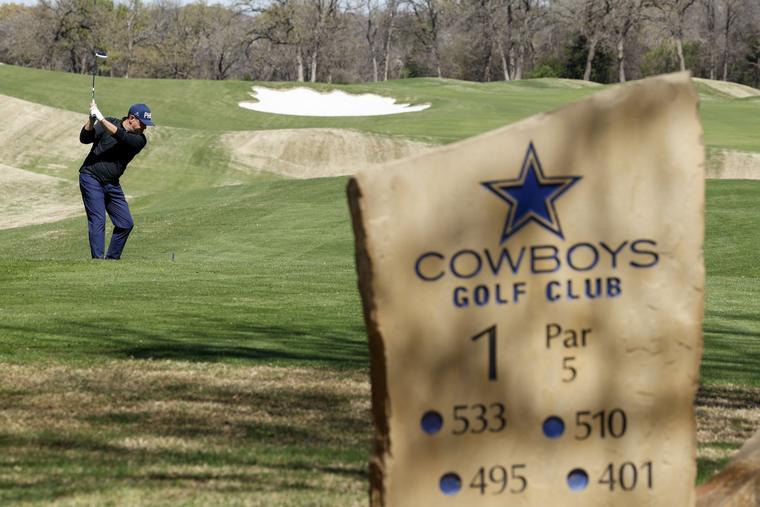 Tee marker on the first hole at Cowboys Golf Club